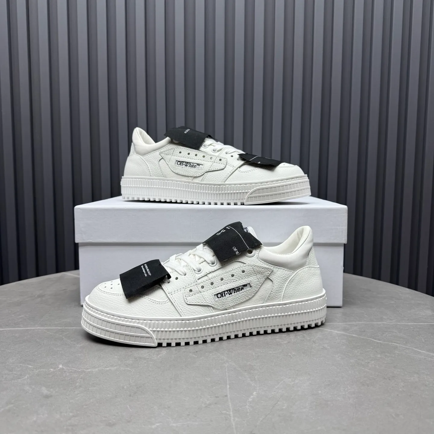 Men's shoes💰680 OFF WHITE ⚡️Couple style⚡️The latest spring style street casual shoes, released with the highest quality version on the market👊Series original mold opening, original lasting, production technology 1:1 original version➰🔜The best choice for more and more celebrities and Internet celebrities🔸In the classics Changes in the code🔸Innovate in the trend🔸Strive to break away from the shackles of bad street design🔝Although he is not the originator of fashion design, he is definitely a shining dark horse in avant-garde design🐴🆙Do not follow the trend🔅Not universal beauty🔅 Fabric💯First-layer cowhide Lining💯Imported skin-friendly and environmentally friendly polyester mesh Foot pads💯Original molded high-elastic environmentally friendly molding pads Midsole💯Made with original last-last technology Outsole💯Rubber outsole Packaging💯Official website synchronizes full set of packaging (brand wrapping paper, brand certificate, brand cloth bag) Code numbers 35-44, 45 46 Customized